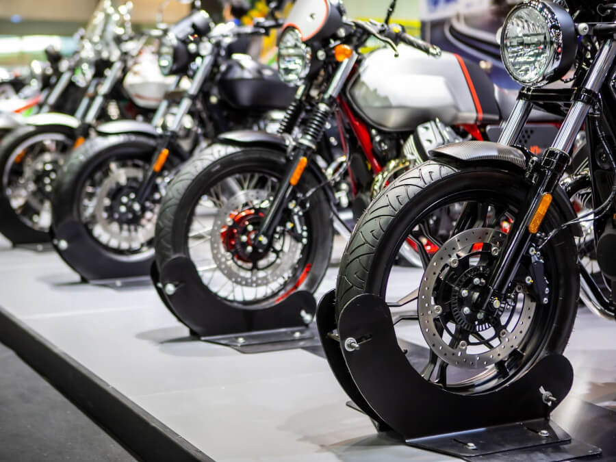 並んで停められているバイク