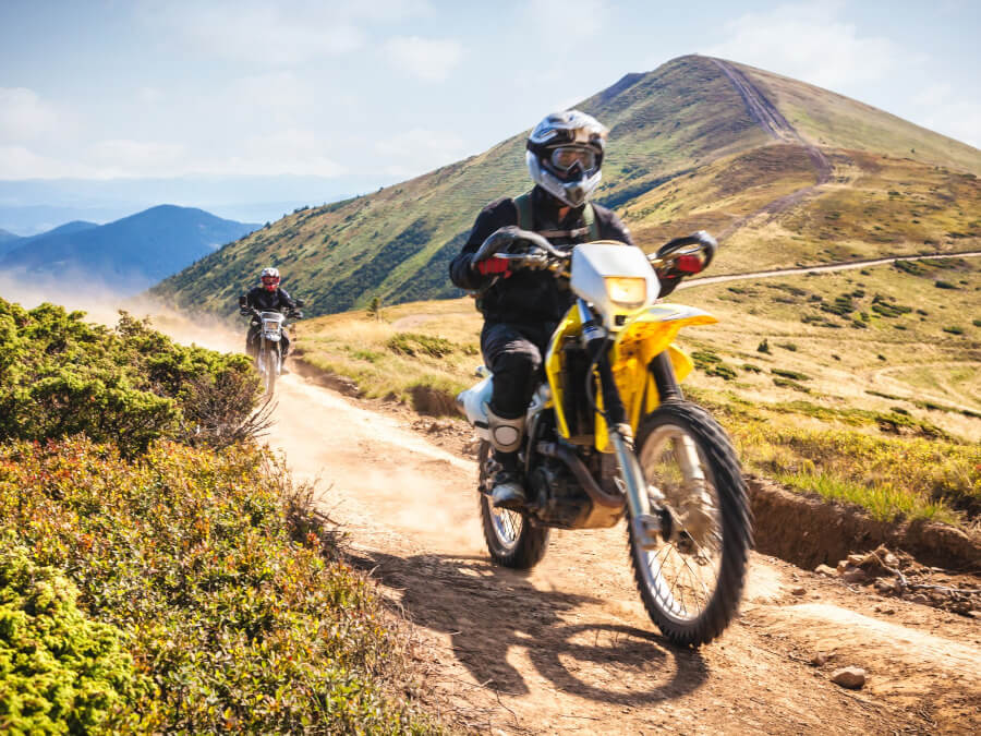 山道を走るバイク