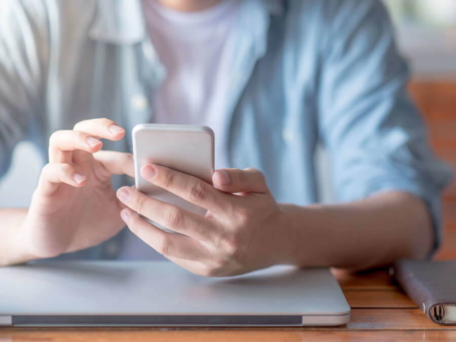 スマホを使ってネット保険を申し込む人